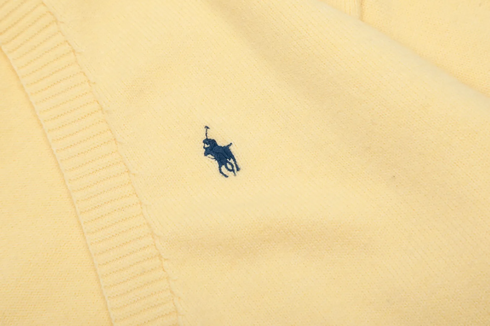 🅿️220 "Top quality" Style number: DS016# [Ralph Lauren V-neck solid color pony embroidered logo woolen knitted shawl cardigan] ✅Ralph Lauren Lazy‌oversize style basic classic versatile ten-color shawl cardigan ✅Main supplier platform live broadcast Wholesale entity Replenishment when out of stock No removal from shelves ✅ZP quality 1:1 version Scan the code to enter the GF website Counter quality ✅Details and quality are the only one in Guangzhou. Light luxury wool. Focus on high-end. Cost-effective. Good quality. Needless to say. ✅Restore the original version. Can wear 190 pounds. Loose, comfortable and stress-free. ✅Loose upper body, oversize and lazy style. Must-have style for goddess ootd. ✅Good-looking clothes are never picky. Recommended for goddess wardrobe. Taro Purple, Light Khaki, Chinese Red, Anchor Red
